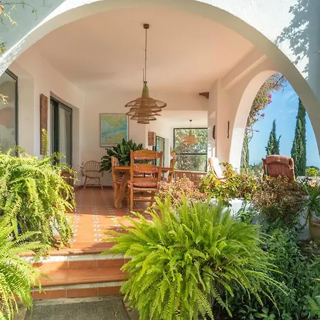 Con Maravillosas Vistas Y Jardines *